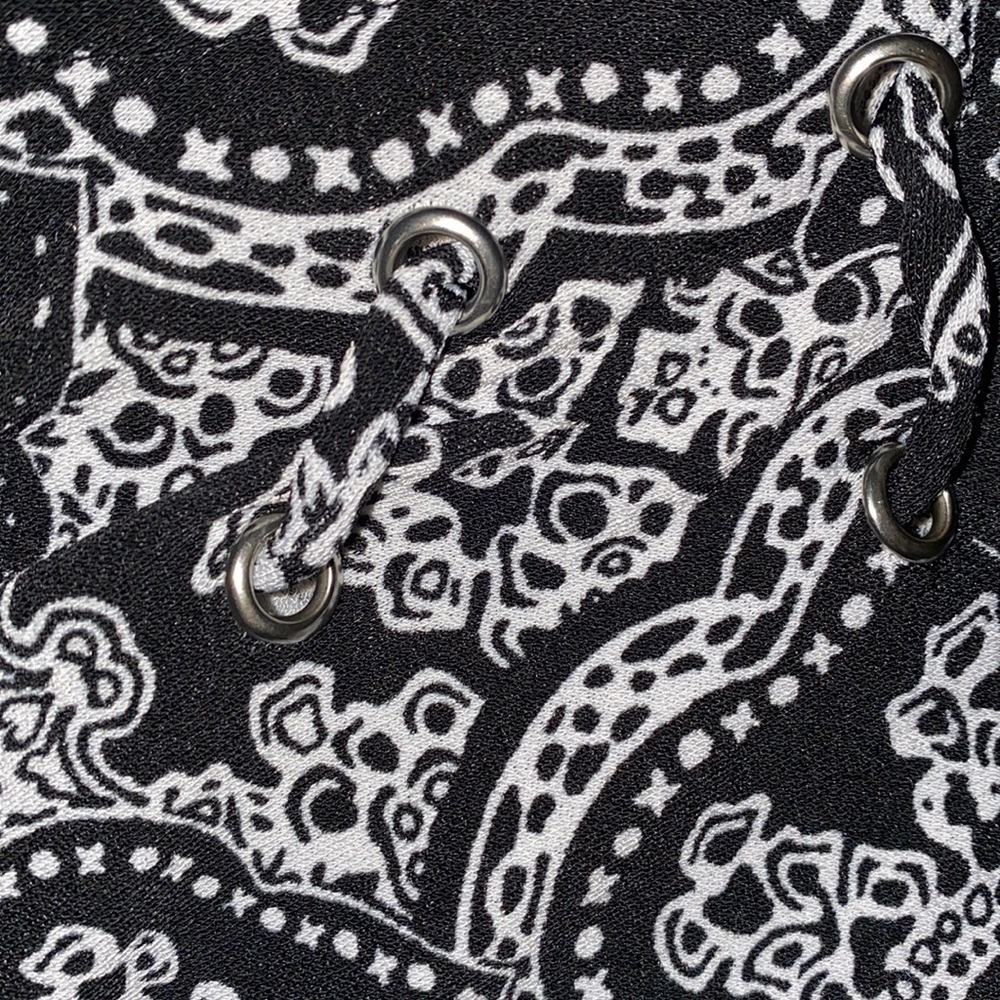 SLEEVELESS black and white blouse - Picture 6 of 6